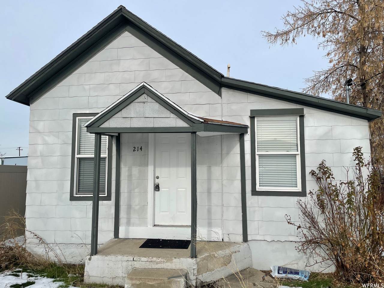 214 Oak St - Photo 1