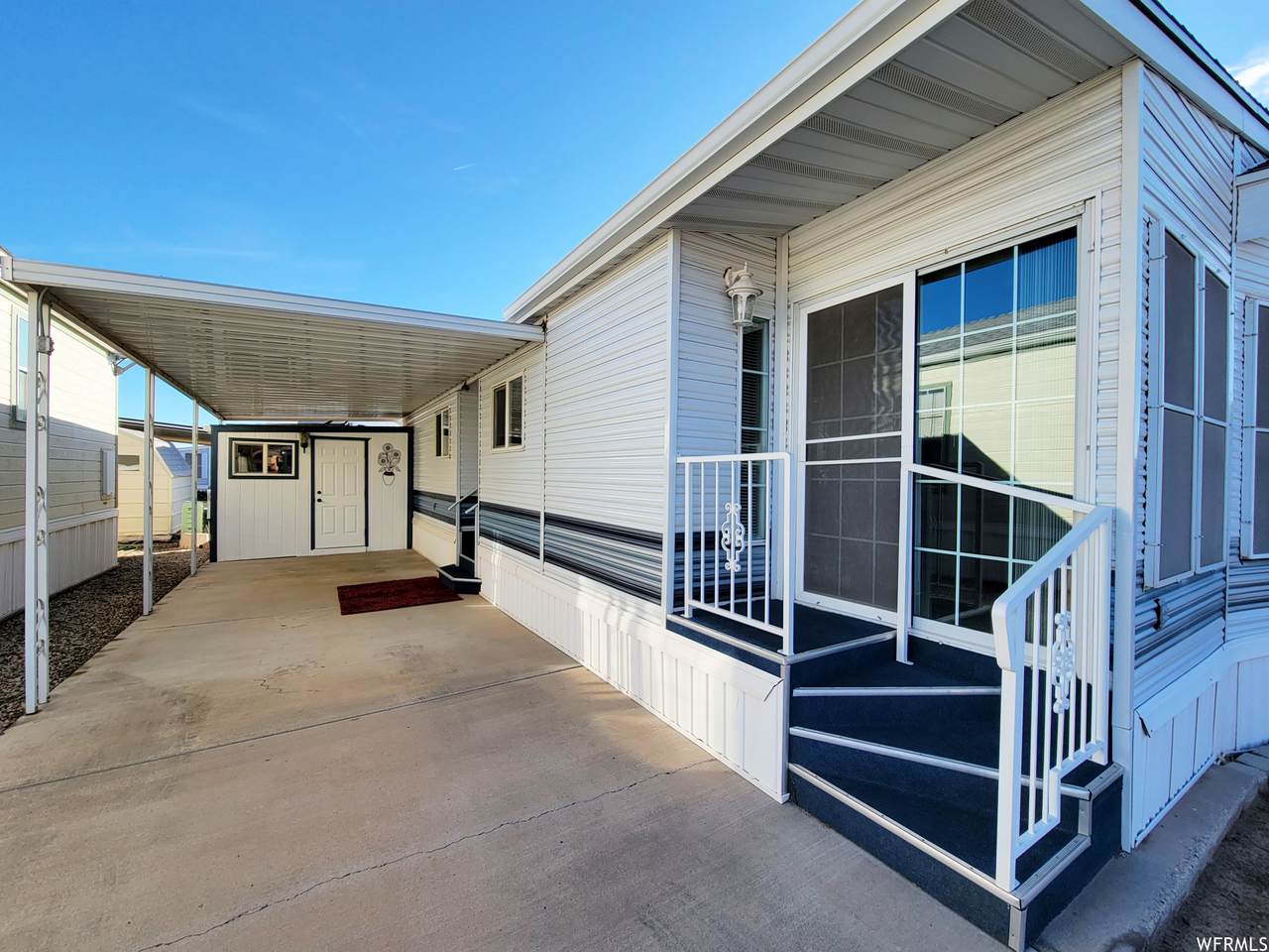 975 Main St - Photo 1