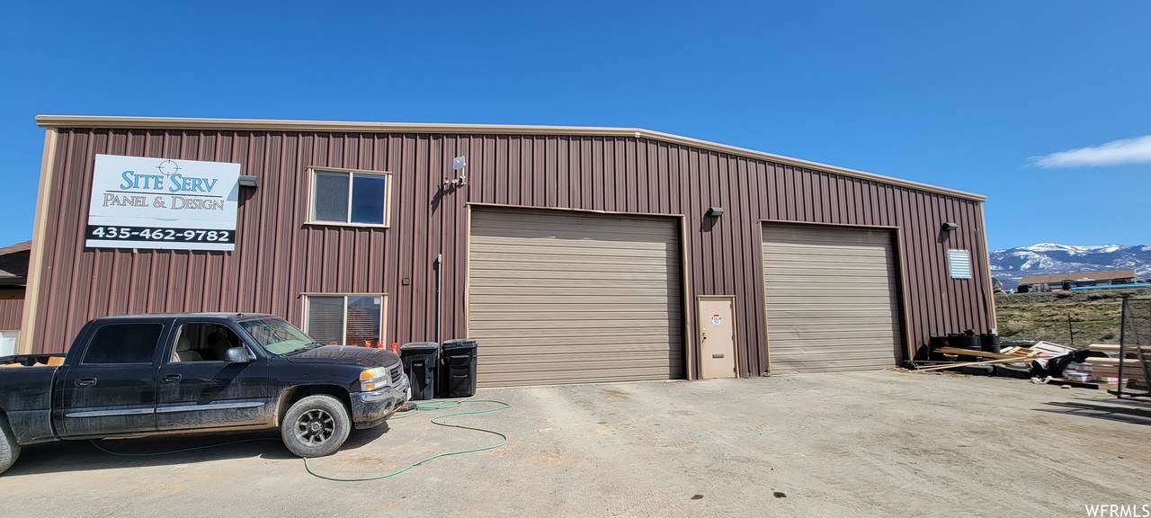 1375 Blackhawk Dr - Photo 1