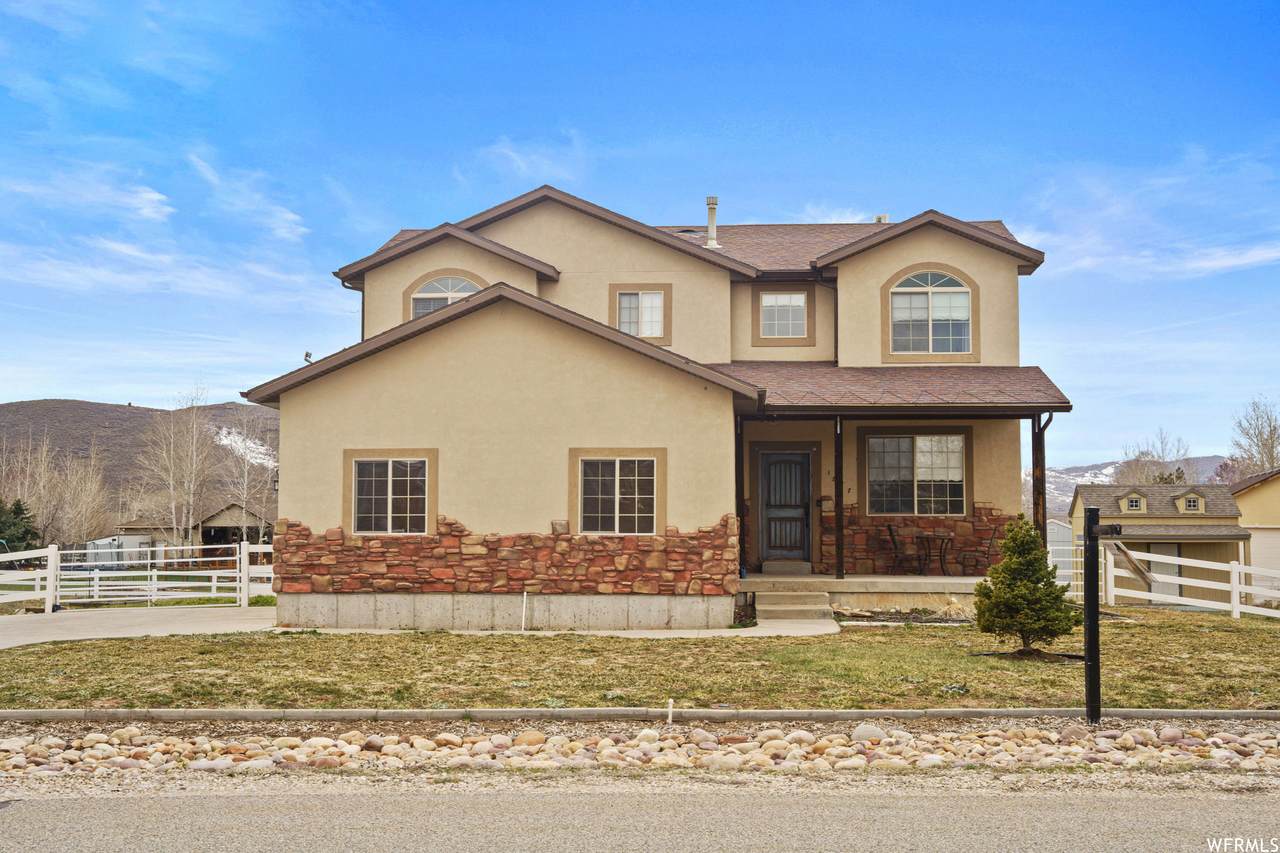 1877 Ash Ct - Photo 1