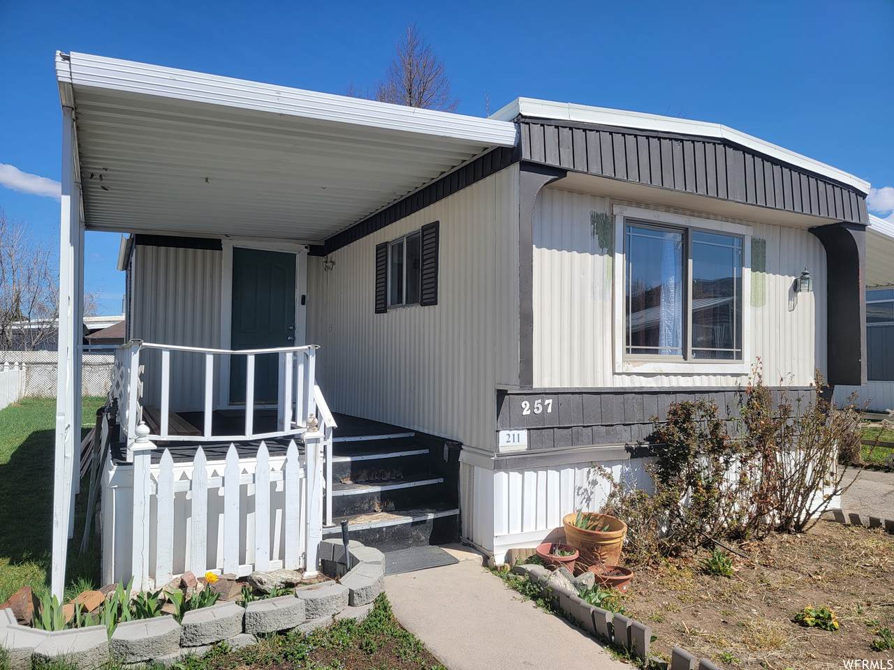257 Guenevere St - Photo 1