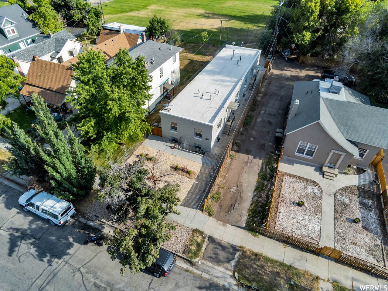 725 25TH St - Photo 1