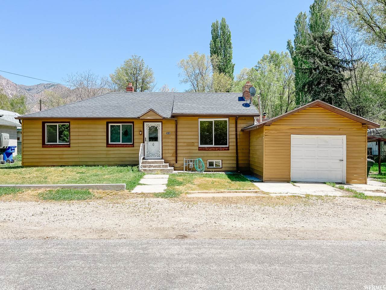 1616 Fowler - Photo 1