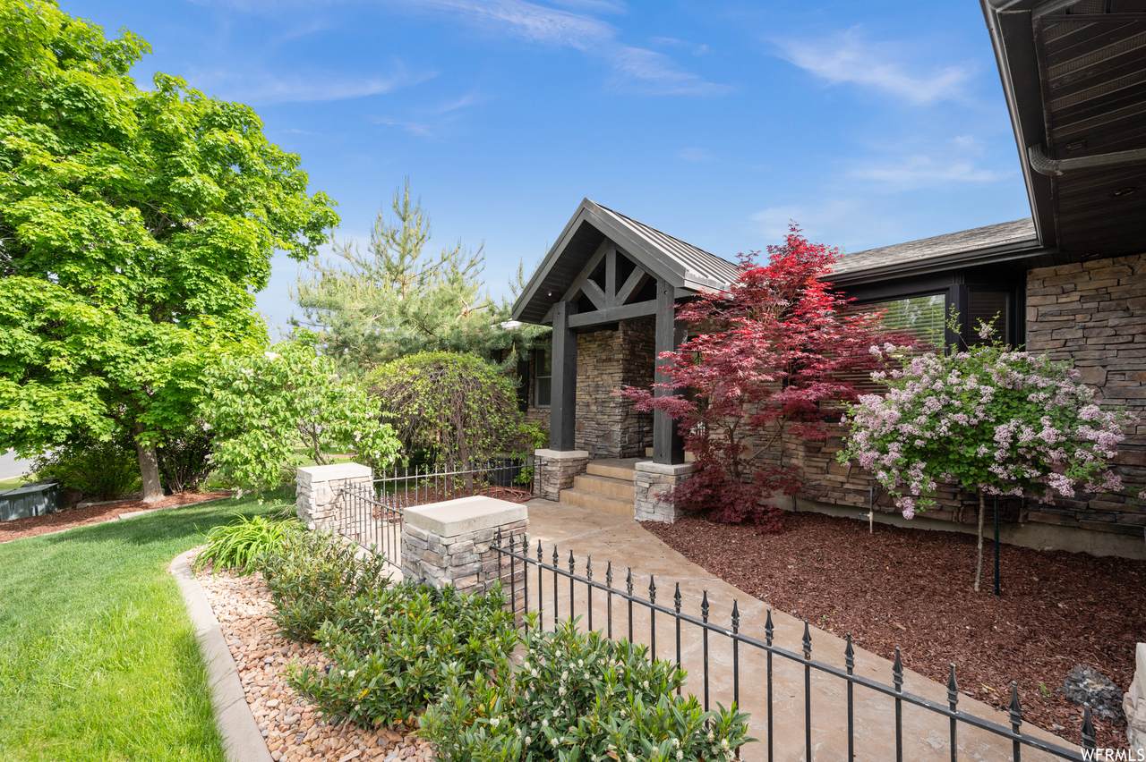 332 Shamrock Dr - Photo 1