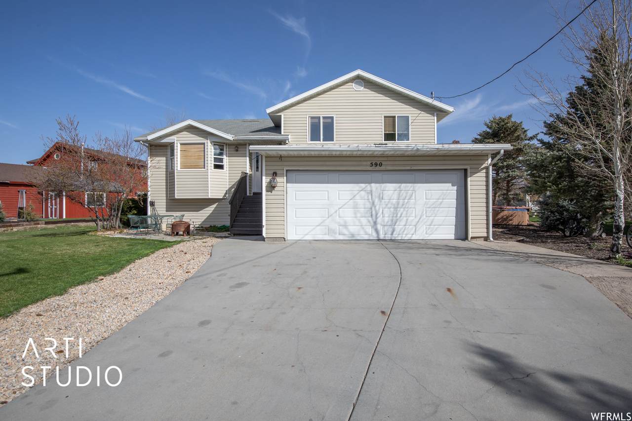 590 Parkway Dr - Photo 1