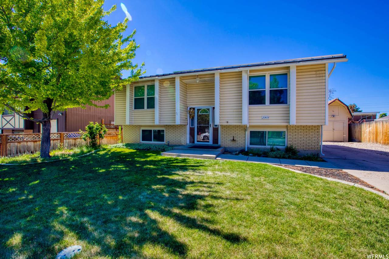 2069 Platinum Dr - Photo 1