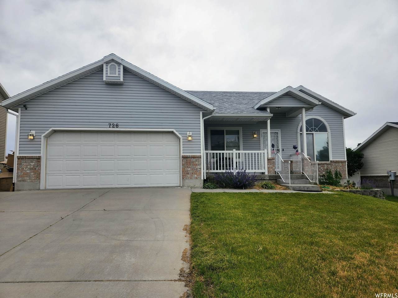 726 Pioneer Ave - Photo 1