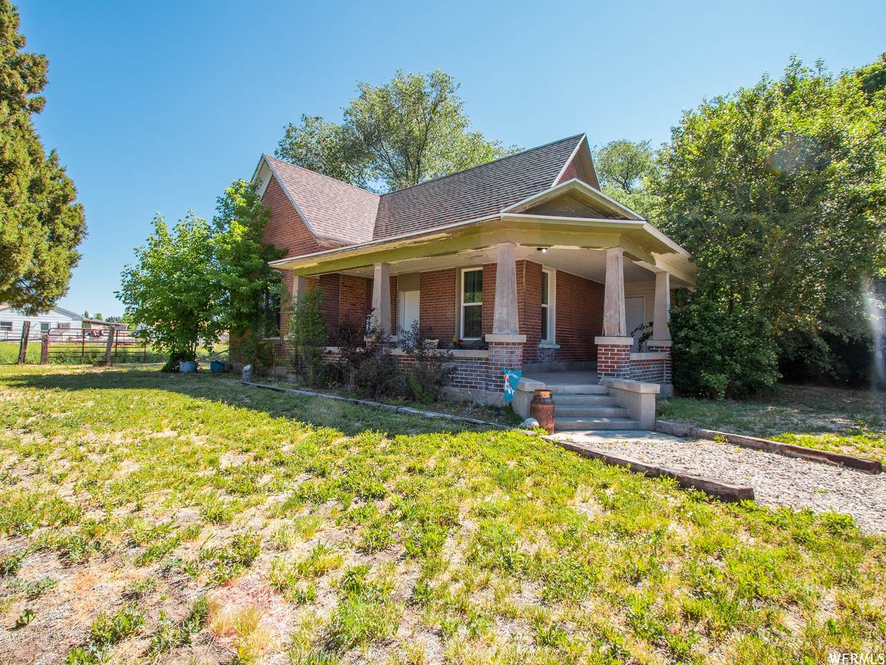 465 Angel St - Photo 1
