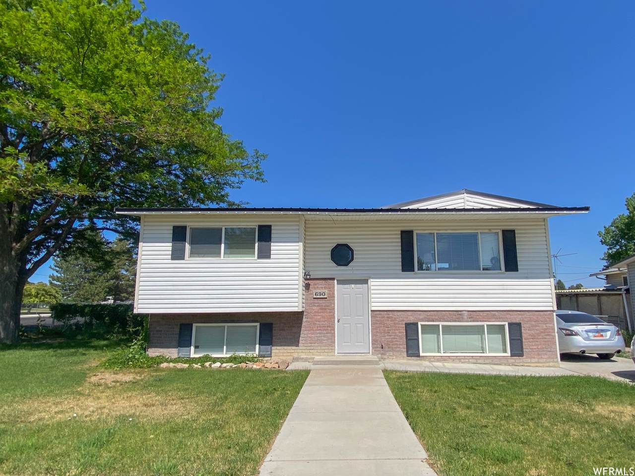 690 Center St - Photo 1