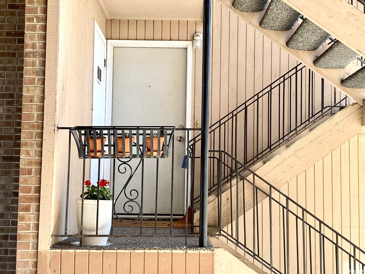 768 Redwood - Photo 1