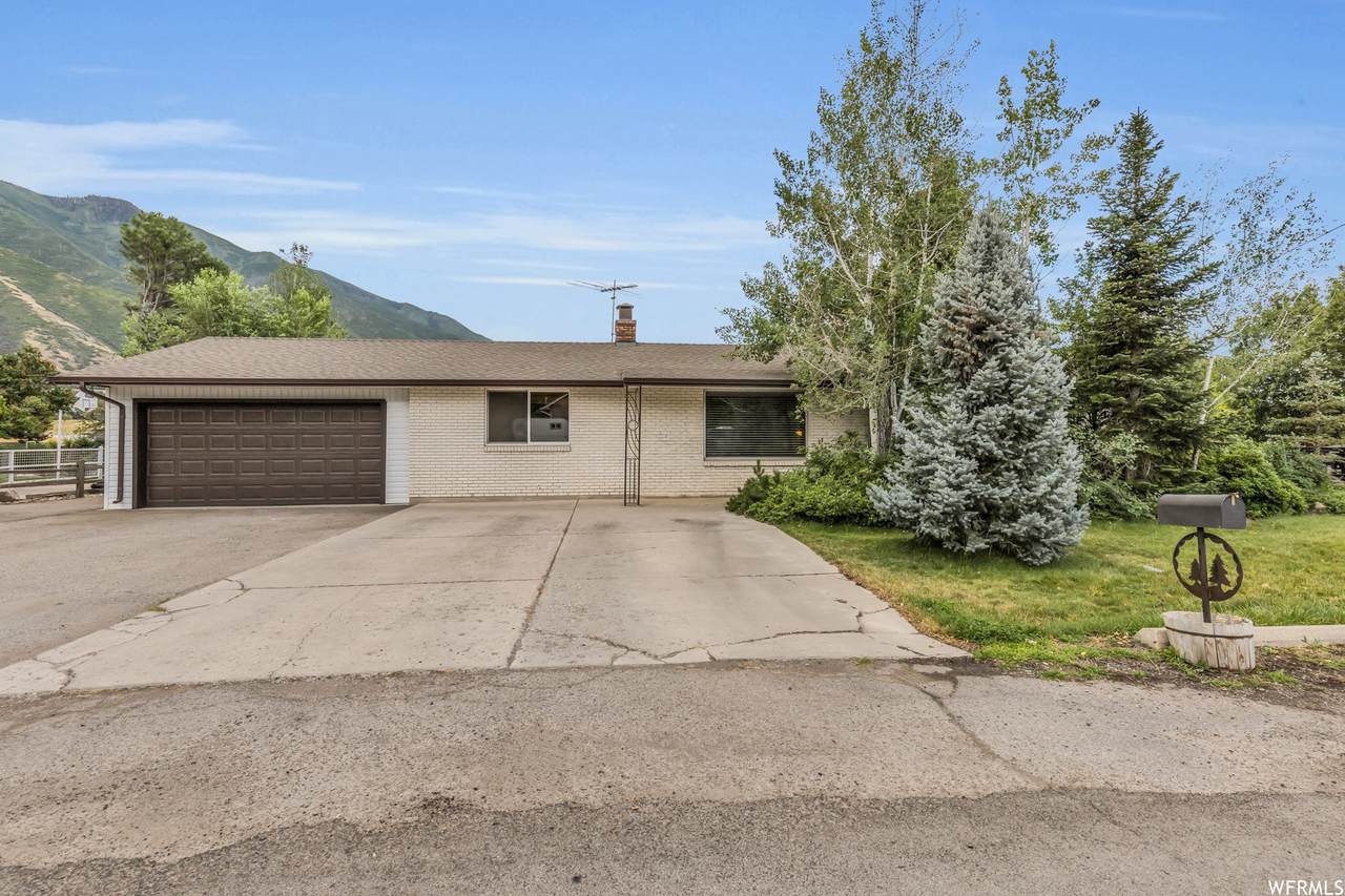 810 Maple St - Photo 1