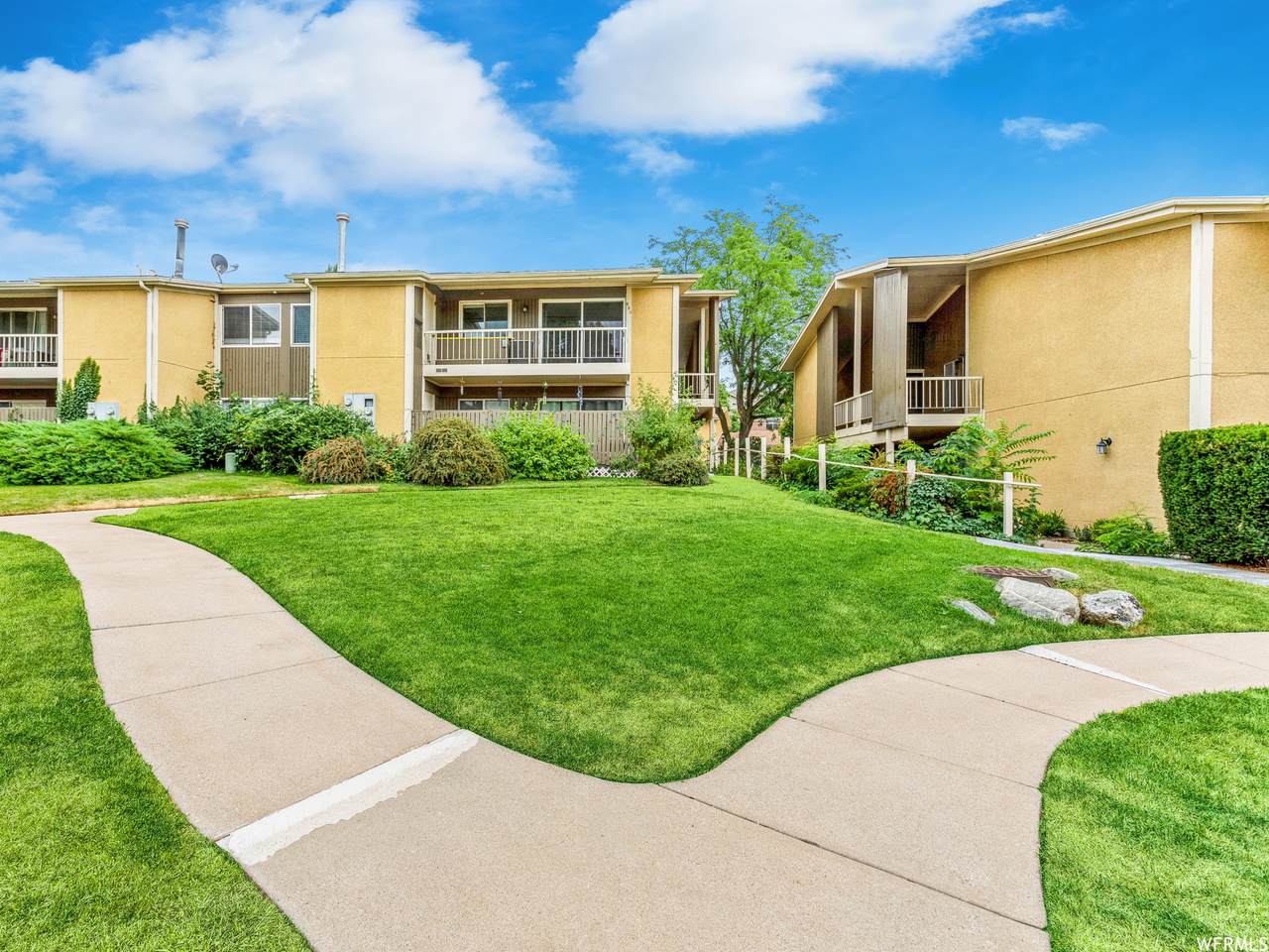 321 Peach Ln - Photo 1