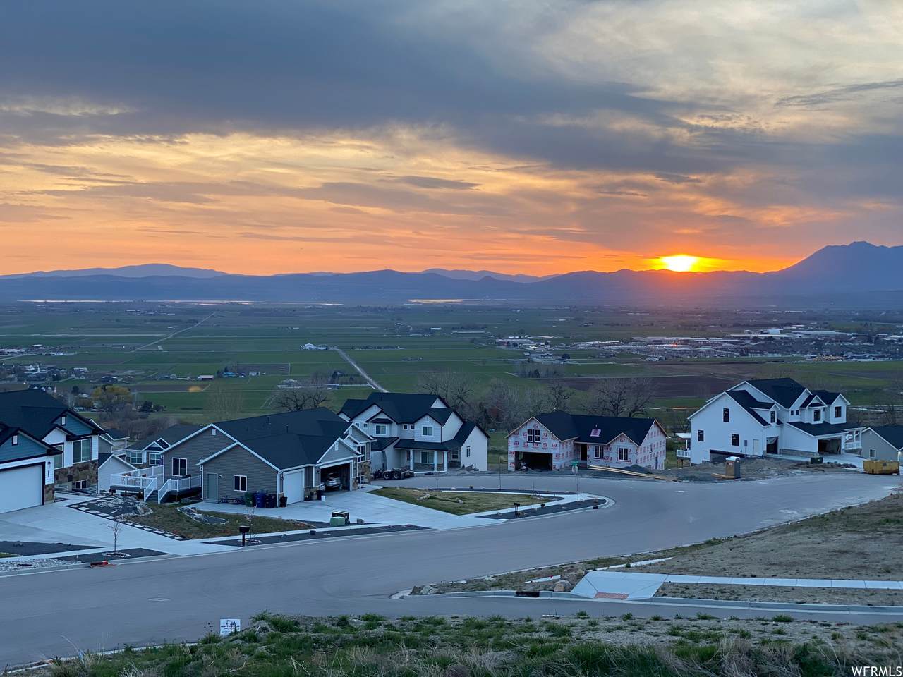 877 Castle Rock Dr - Photo 1