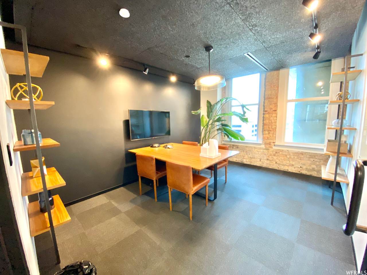 10 Broadway - Photo 1