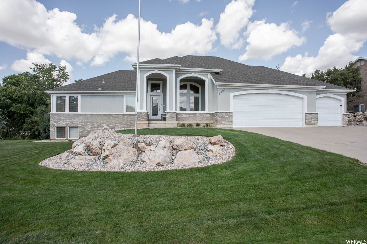 1501 Beechwood Dr - Photo 1