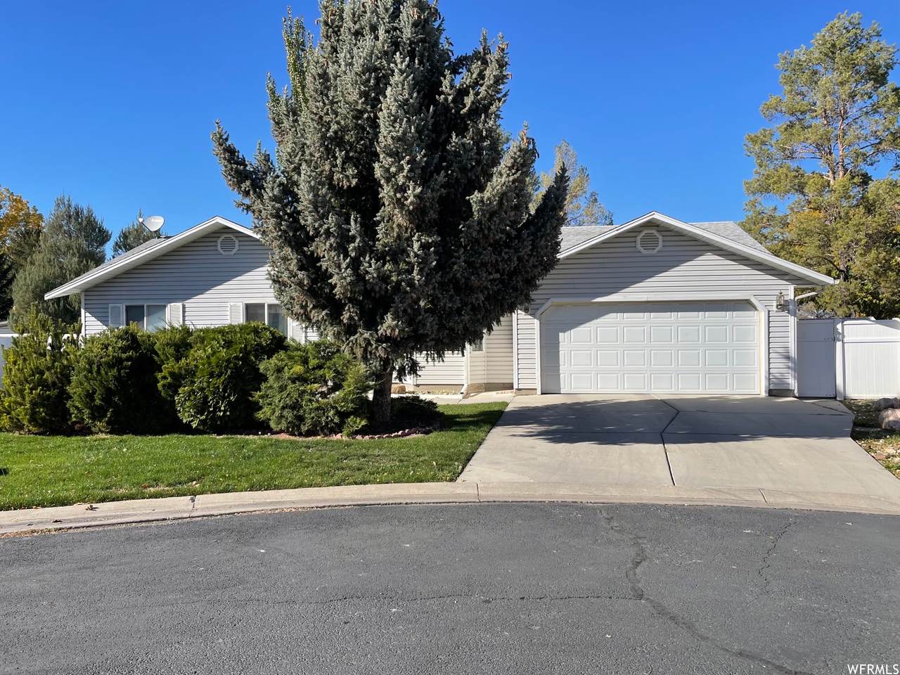 711 Woodside Dr - Photo 1