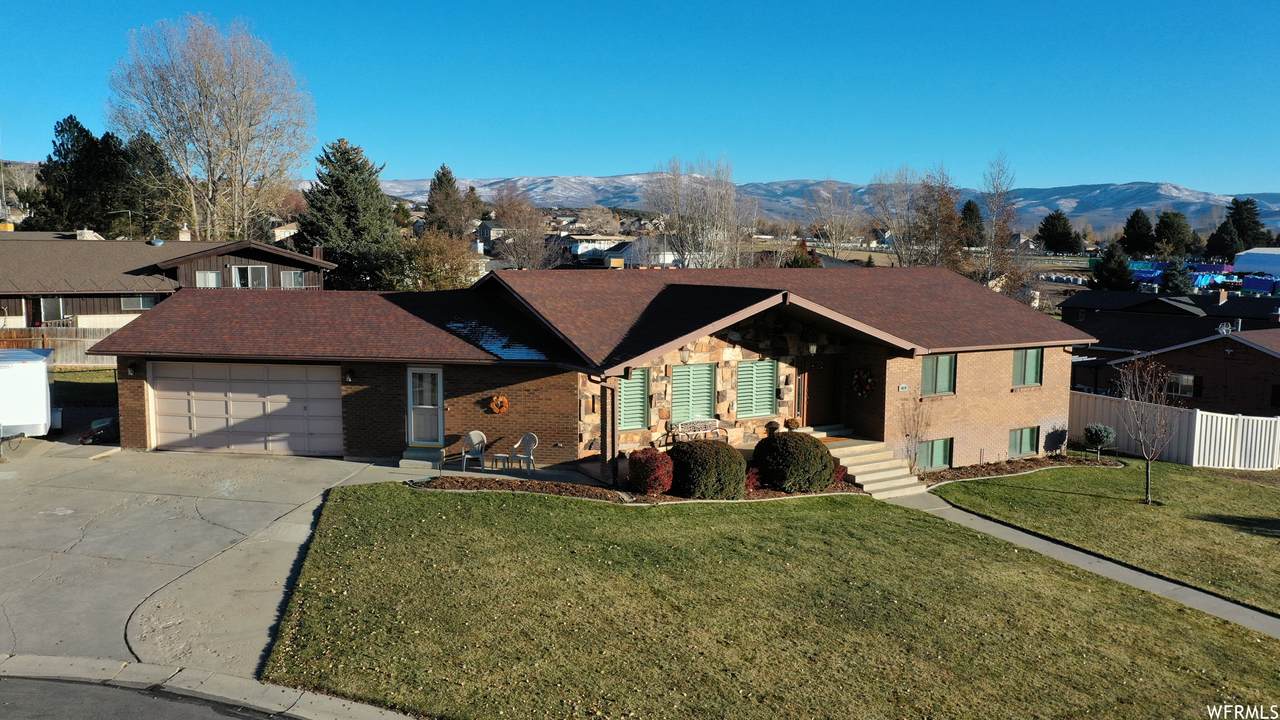 1020 Sage Cir - Photo 1