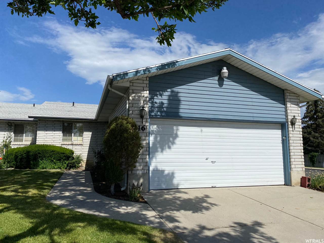 216 400 - Photo 1
