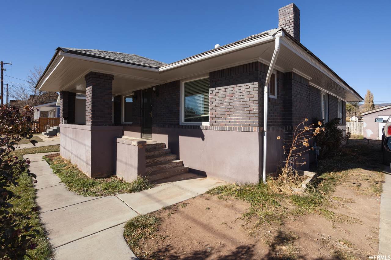 137 Center St - Photo 1