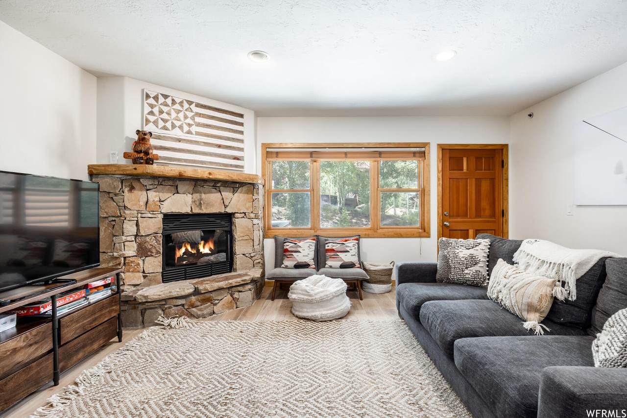 690 Deer Valley Dr - Photo 1