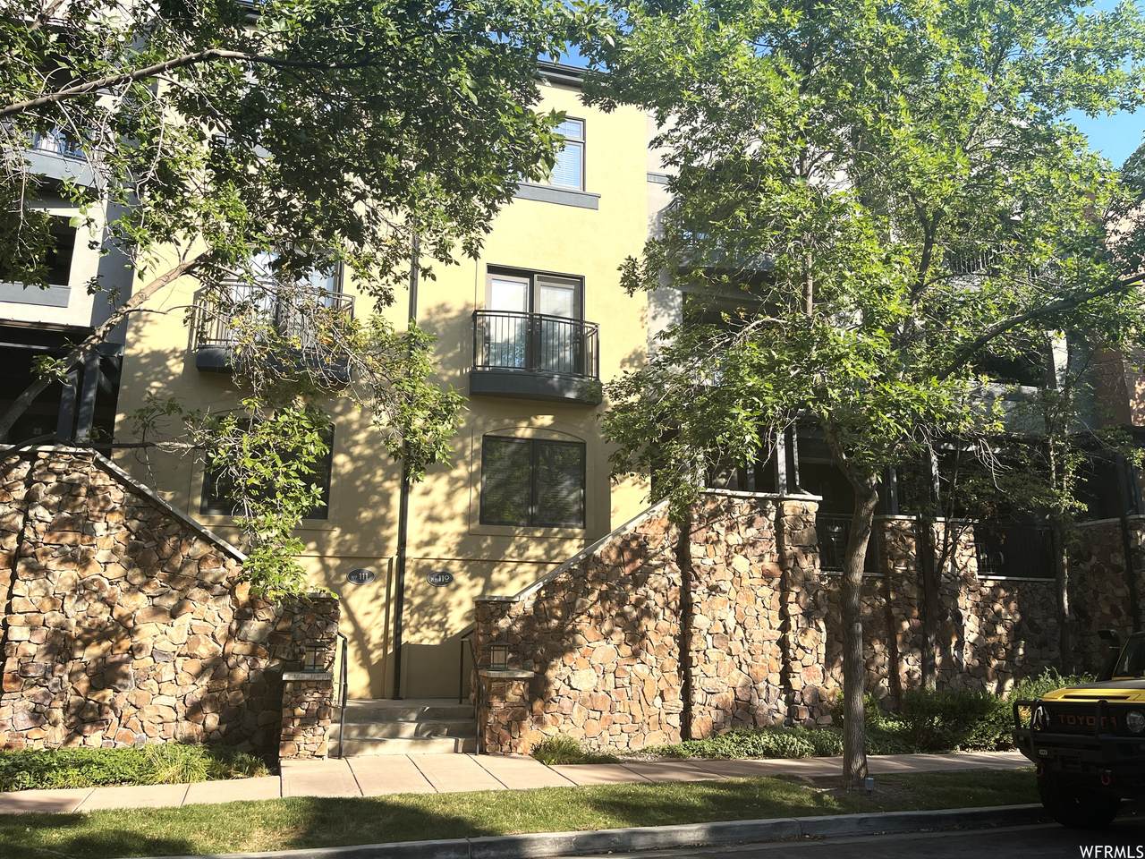 5005 Edgewood Dr - Photo 1