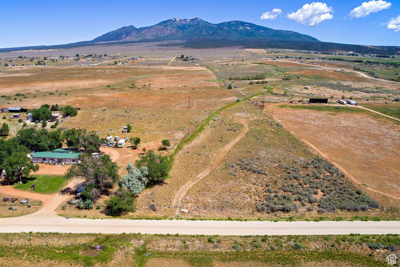 201 La Sal Rd - Photo 1