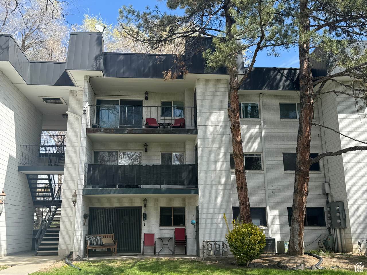 576 Vine St - Photo 1