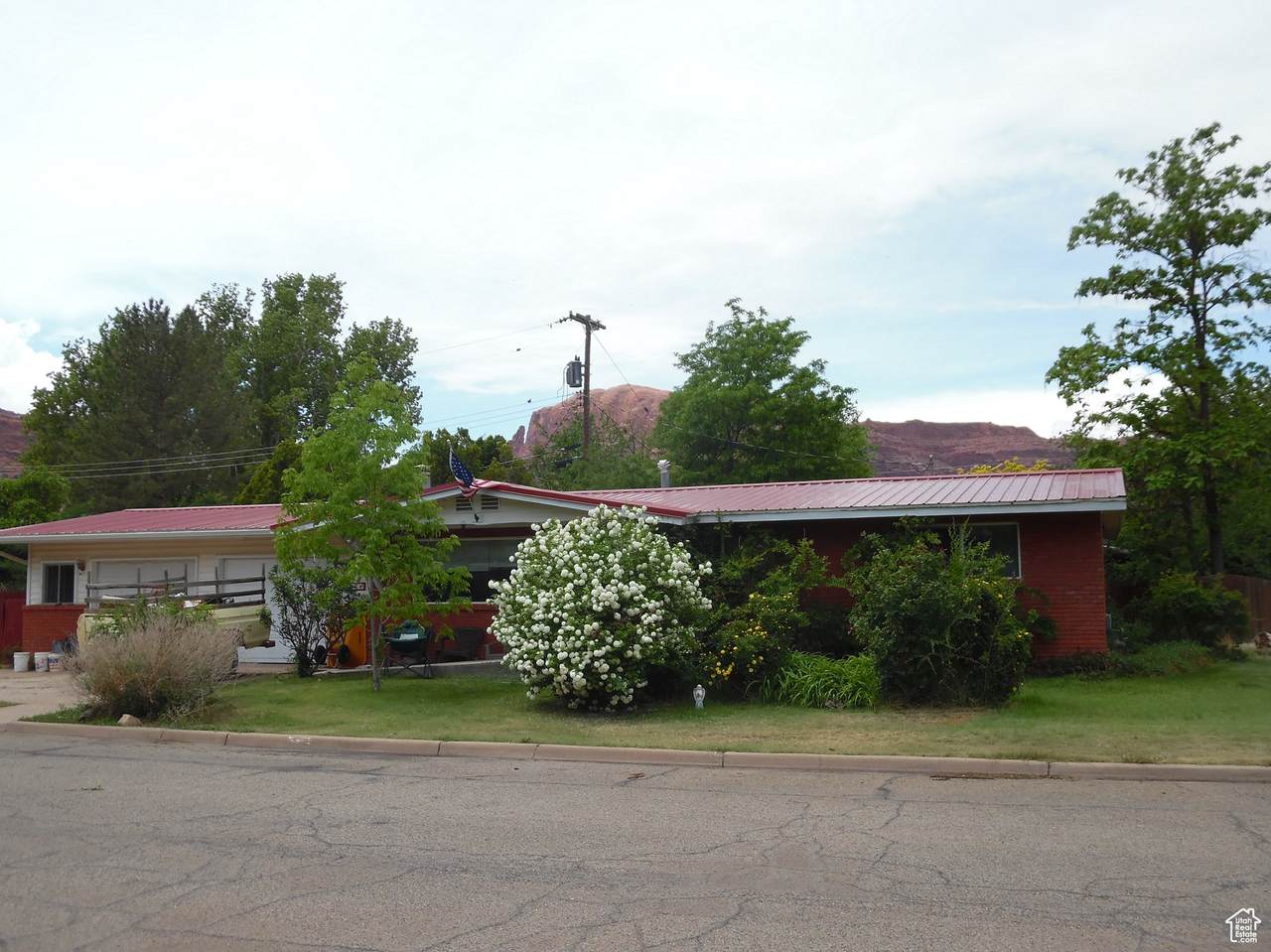 477 Grand Cir - Photo 1