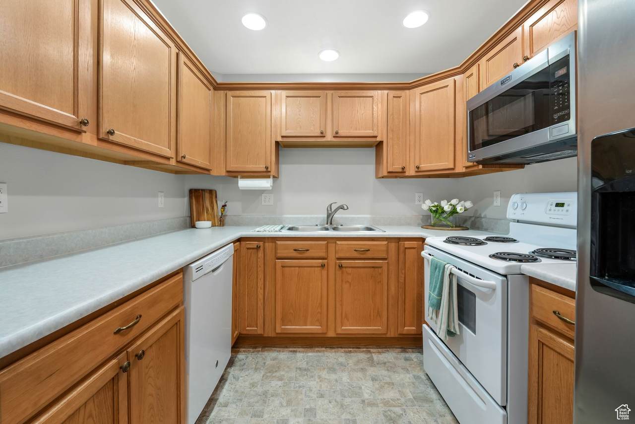 1693 Westbury - Photo 1