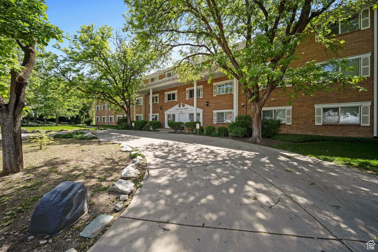 2760 Highland Dr - Photo 1