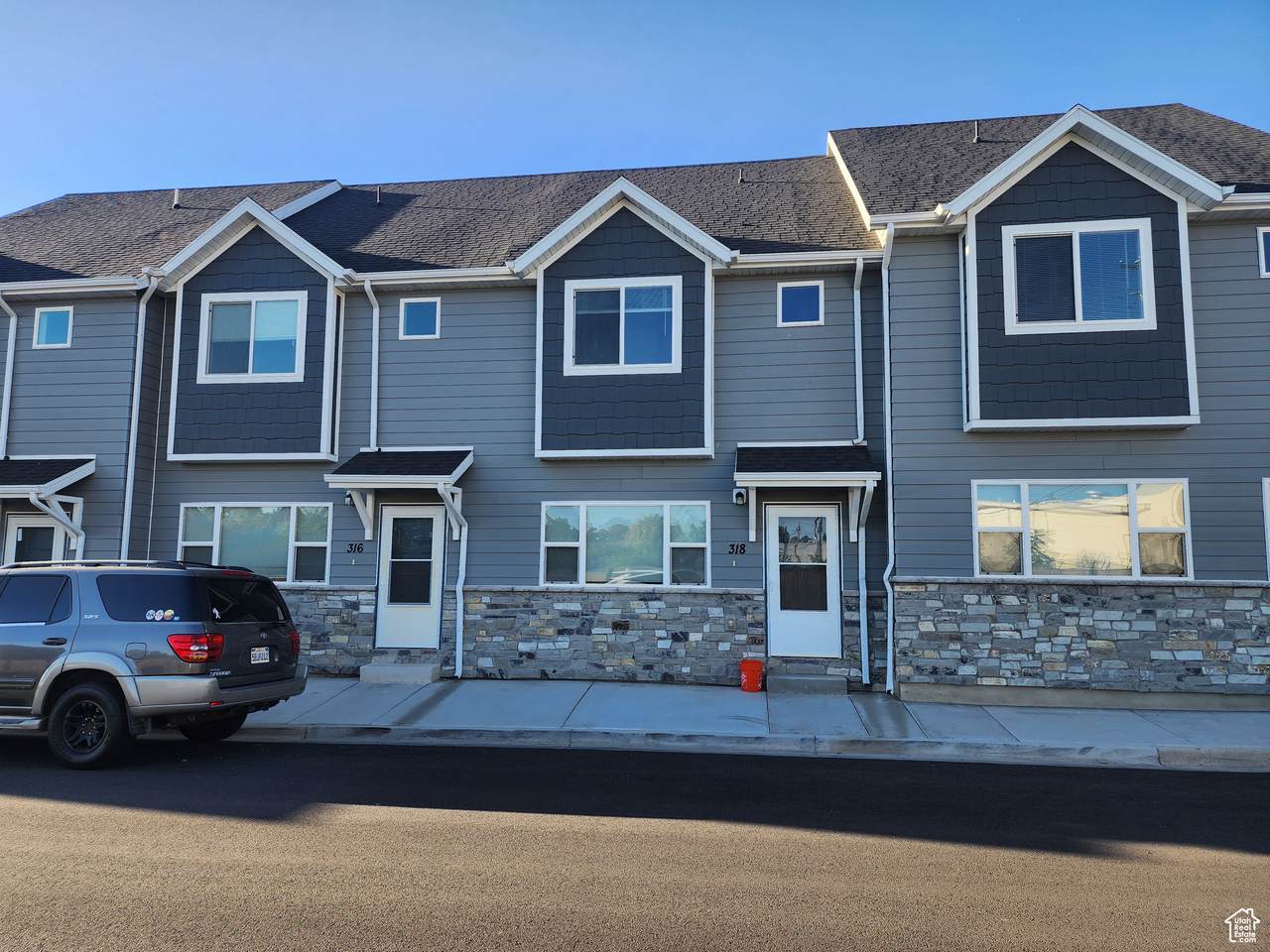 314 38TH St - Photo 1