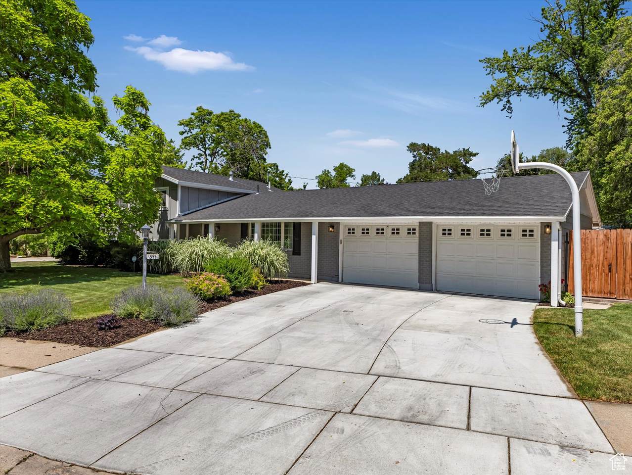 1555 Fieldcrest Ln - Photo 1