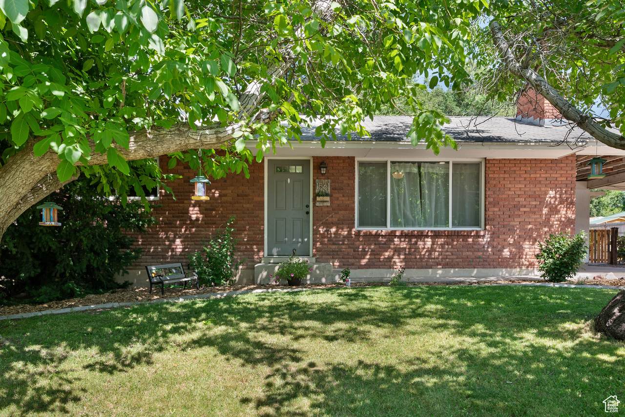 1561 Main St - Photo 1