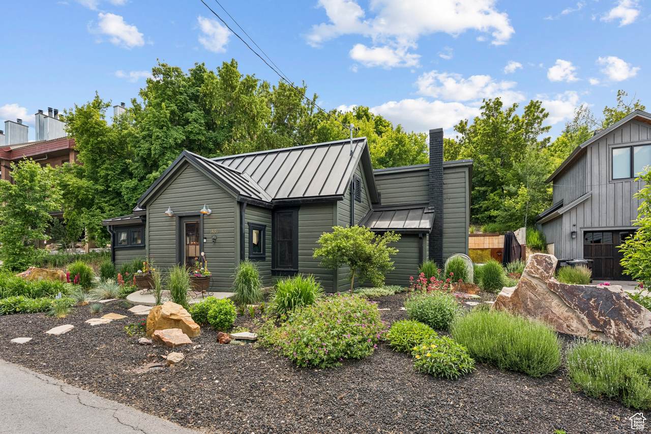 1439 Woodside Ave - Photo 1