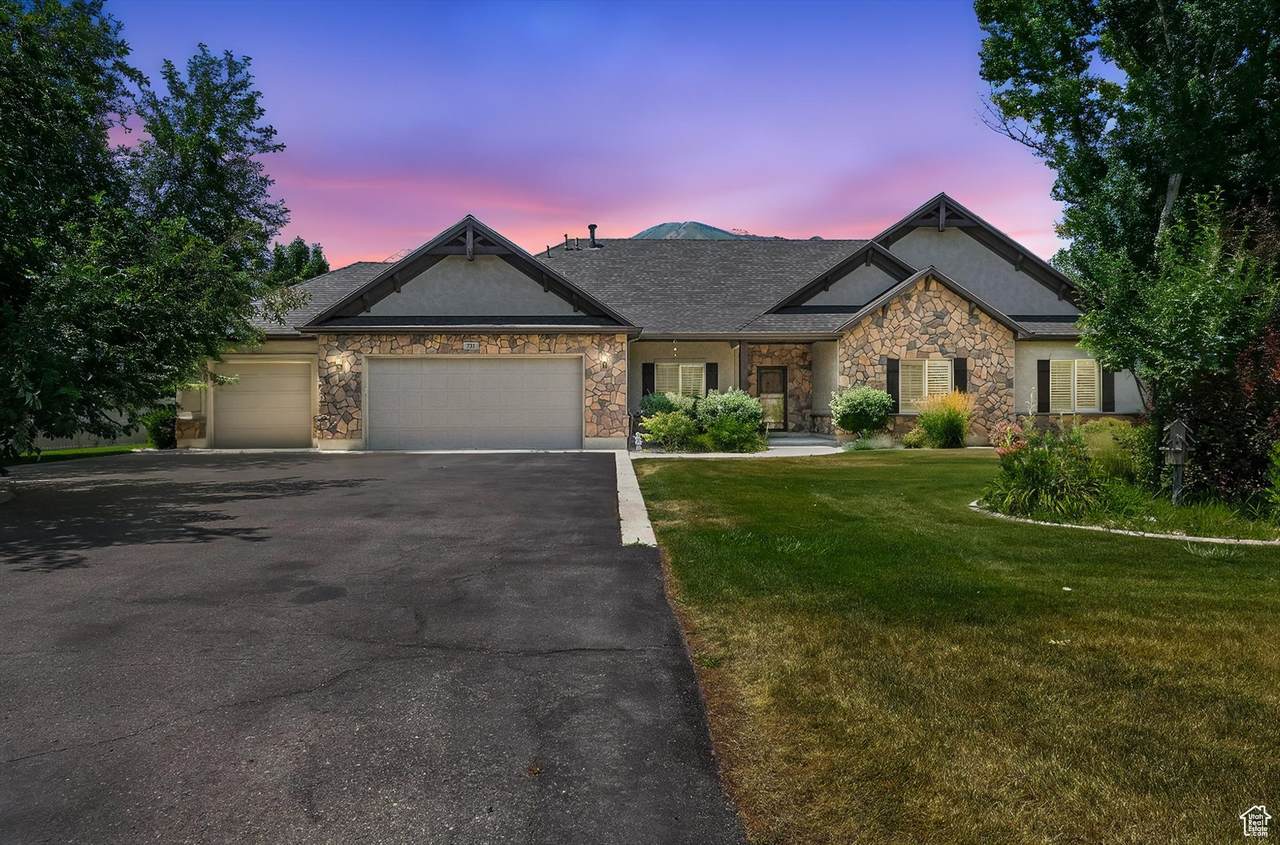 731 Center St - Photo 1