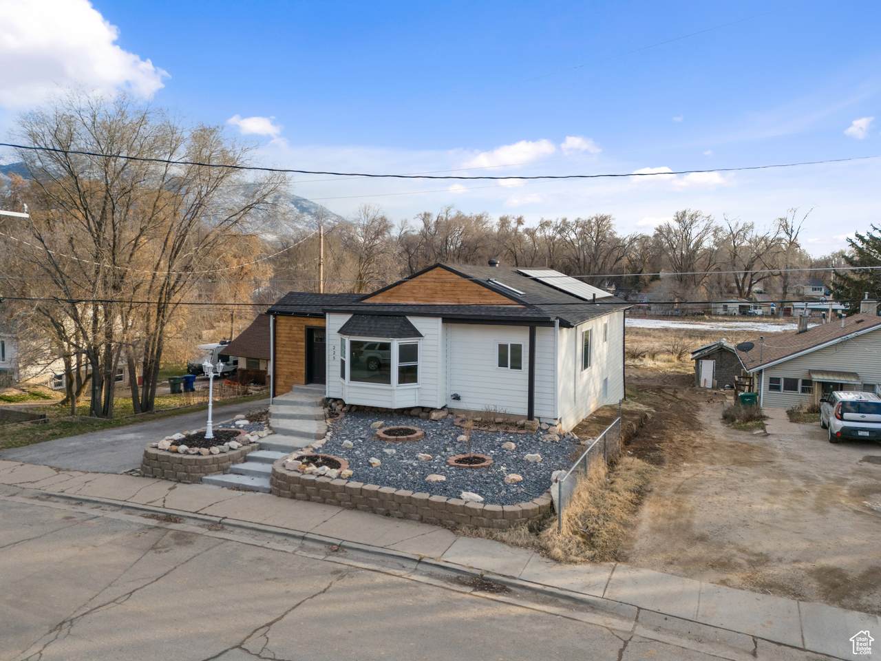 225 8TH St - Photo 1