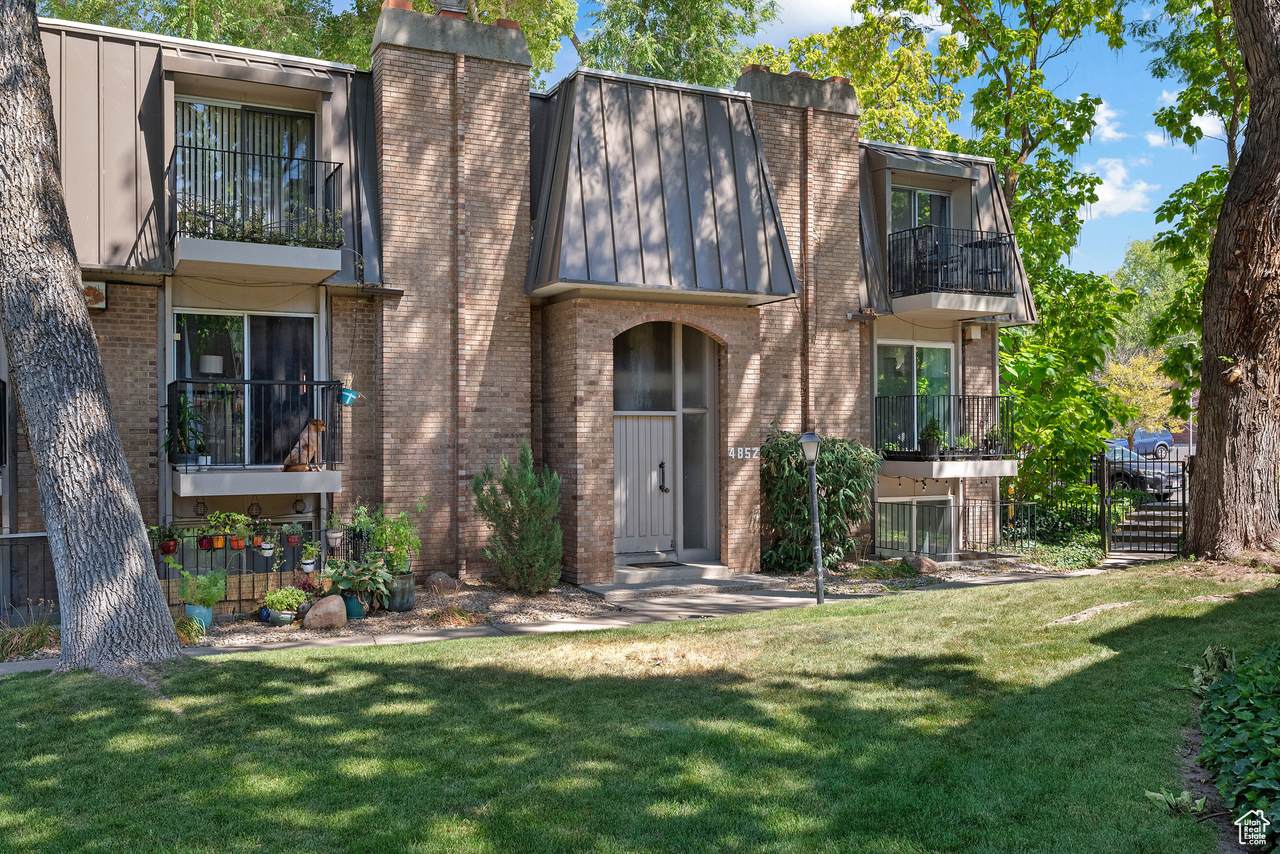 4852 Highland Cir - Photo 1