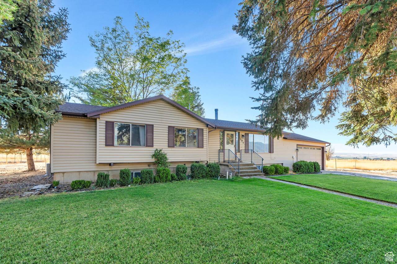 595 100 St - Photo 1