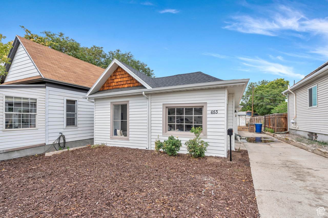 653 Hollywood Ave - Photo 1