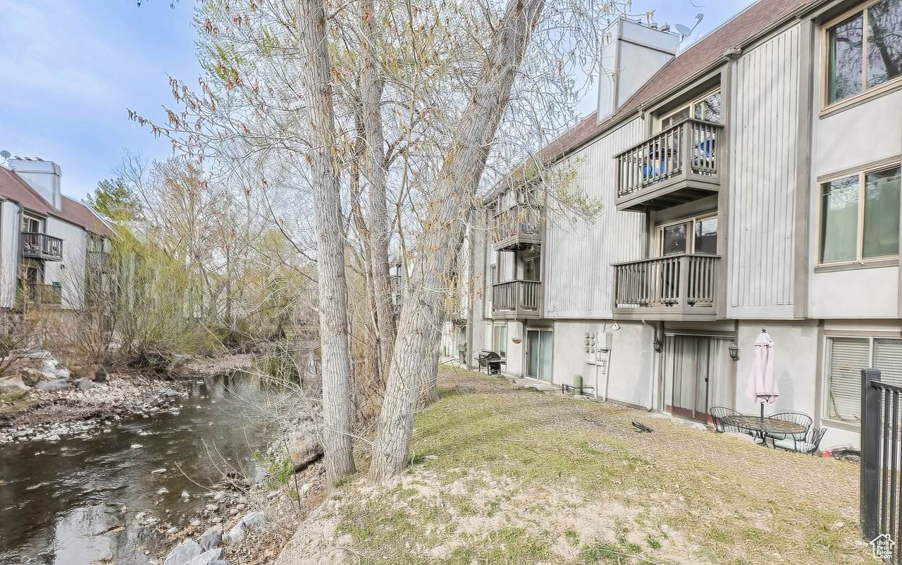 440 Creekside Cir - Photo 1