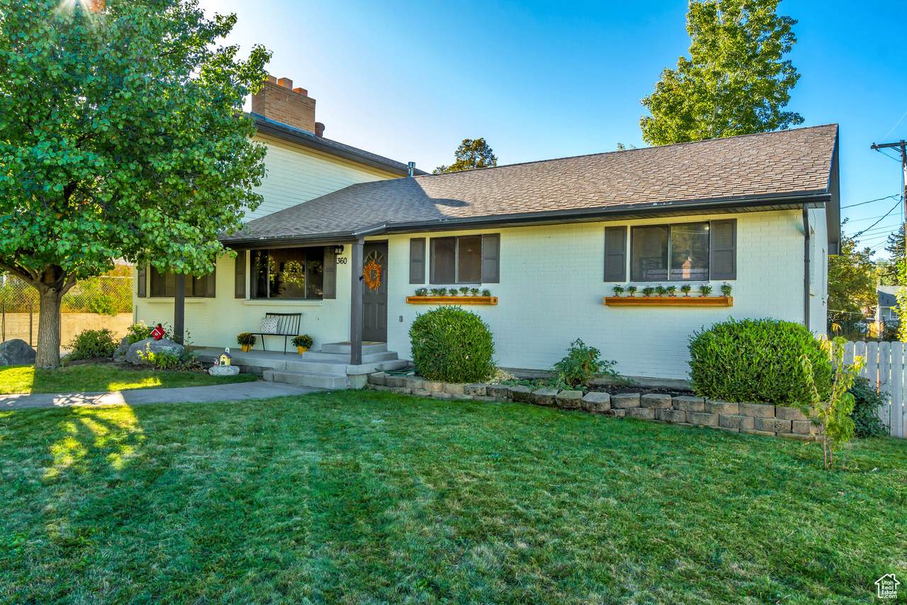 360 Center St - Photo 1