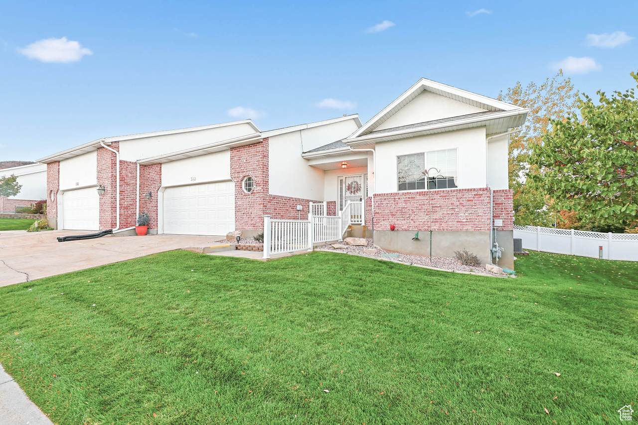 558 Oak Ln - Photo 1