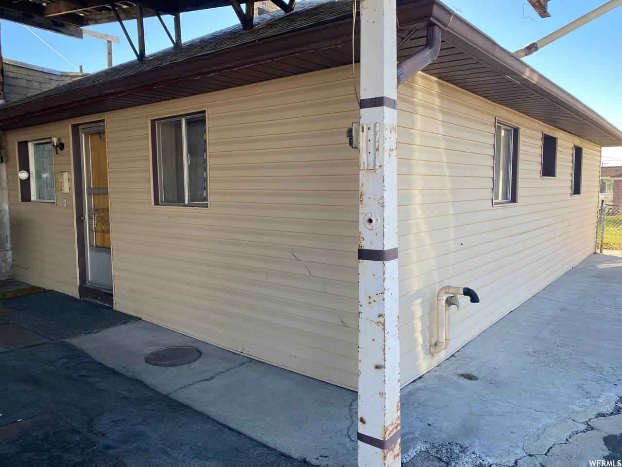 303 Railroad Ave - Photo 1