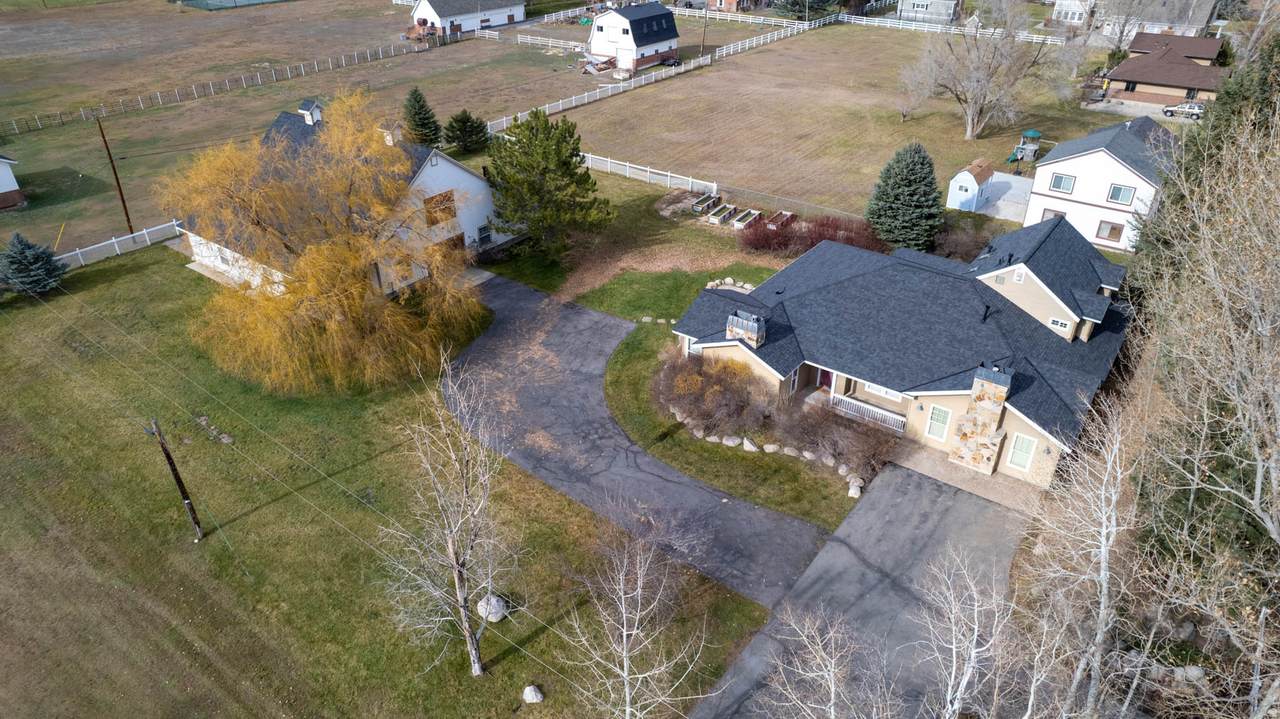 623 Center St - Photo 1