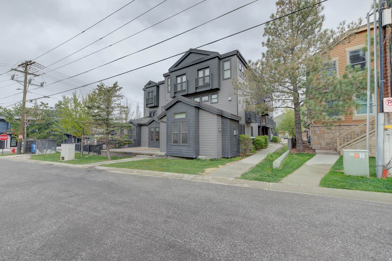 1499 Park Ave - Photo 1