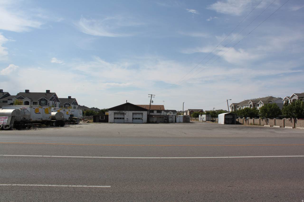 805 Redwood Rd - Photo 1