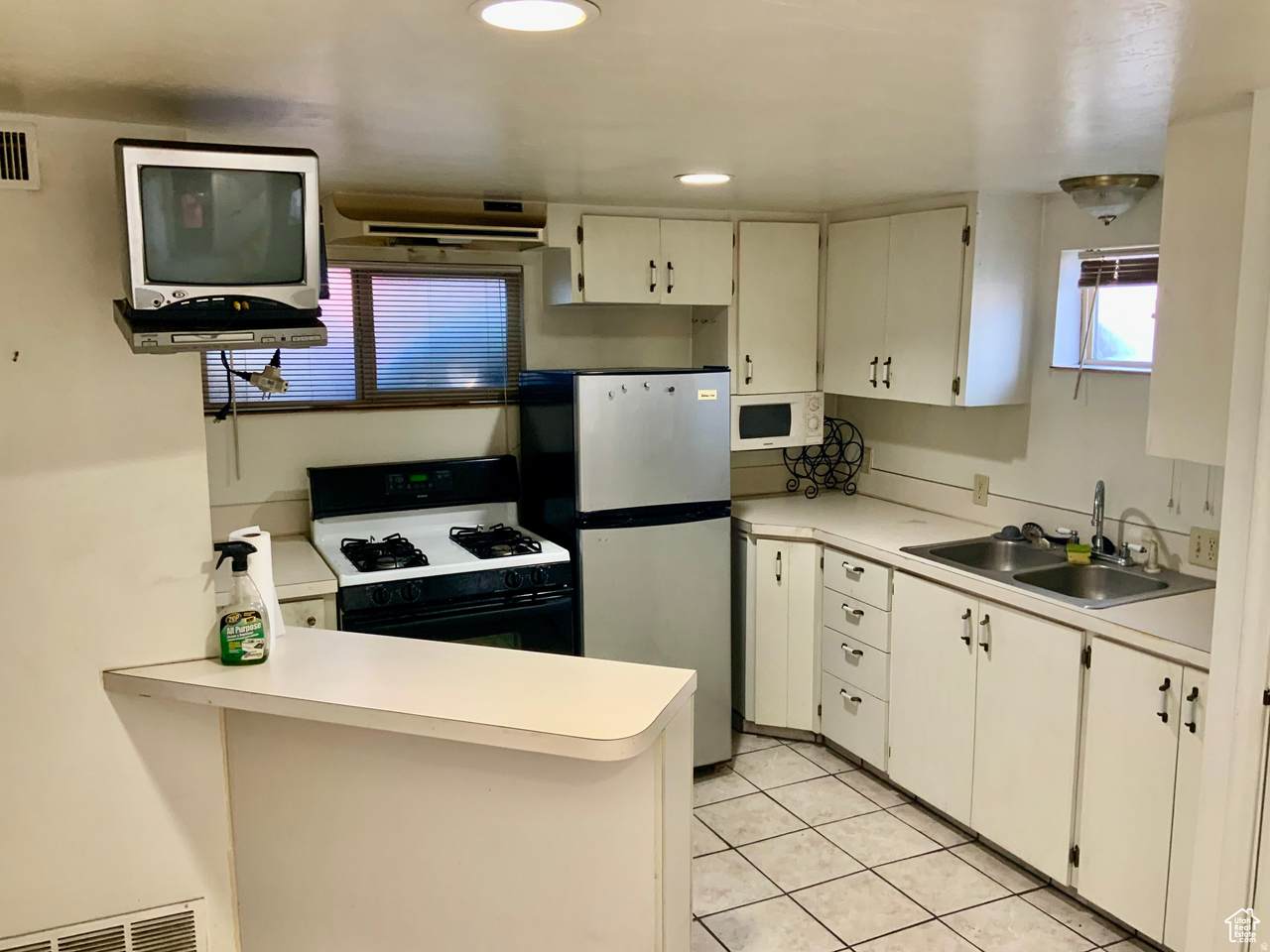 625 Main St - Photo 1