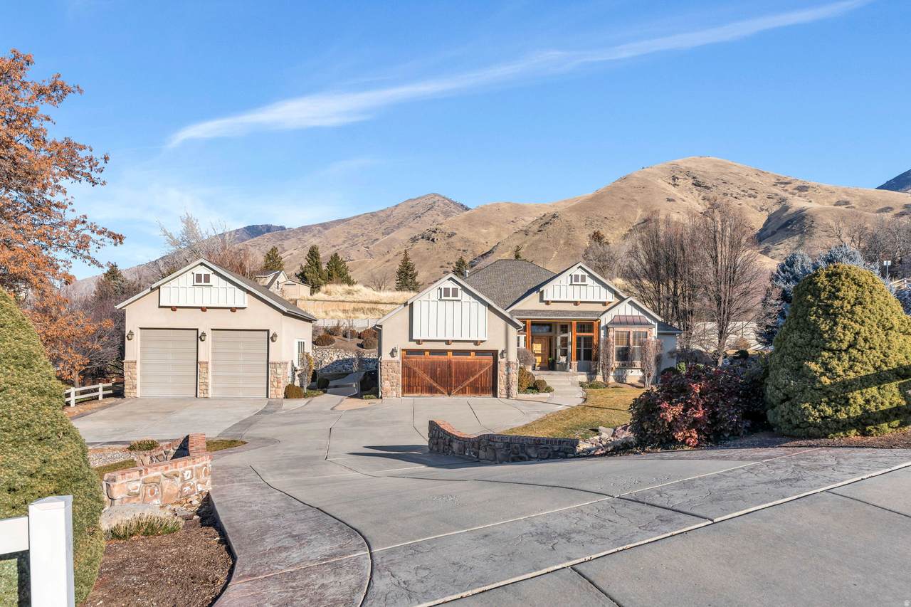 1052 Cove Dr - Photo 1