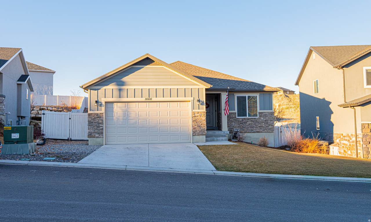 1666 Foxberry Rd - Photo 1
