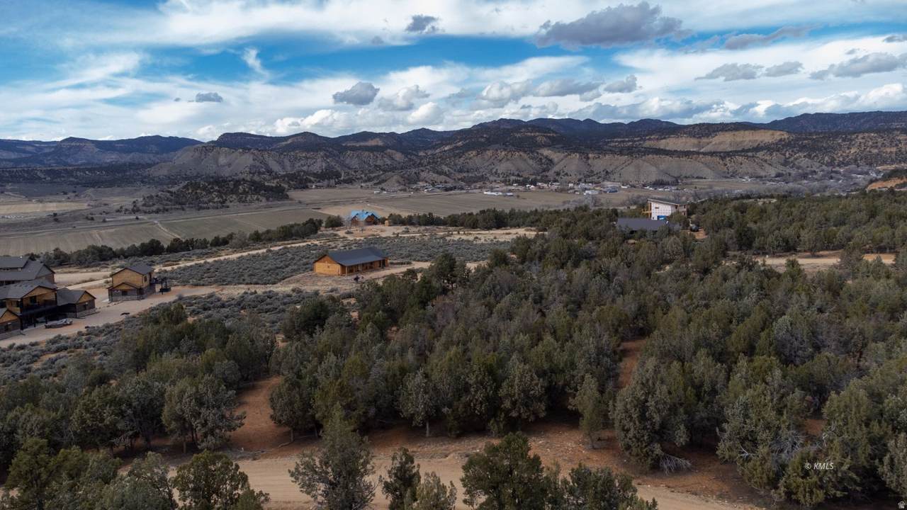 23 White Cliffs Dr - Photo 1